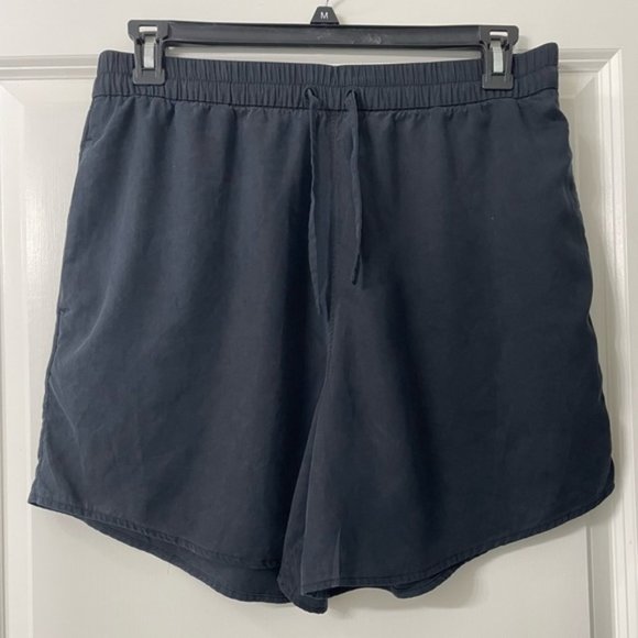 Lululemon Women��s drawstring shorts